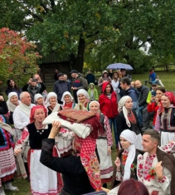 Рівненщина: Обряд  весілля на Поліссі показали у Києві