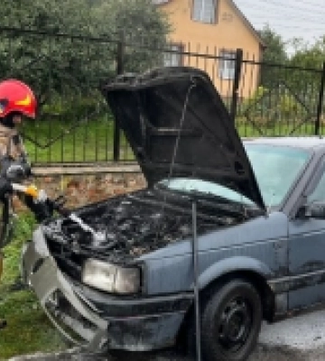 У Дубні біля ринку під час руху загорілася автівка
