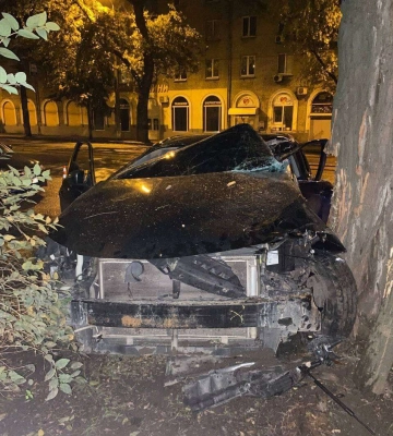 У Дніпрі на Богдана Хмельницького легковик влетів у дерево