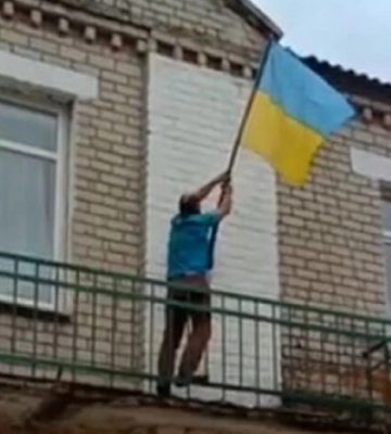 Ще в одному селі Харківської області встановили український прапор (Відео)