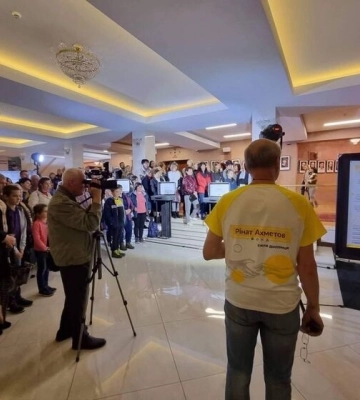 &quot;Лицо цвета война&quot;. Музей &quot;Голоса Мирных&quot; Фонда Рината Ахметова презентовал в Черкассах спектакль о Мариуполе