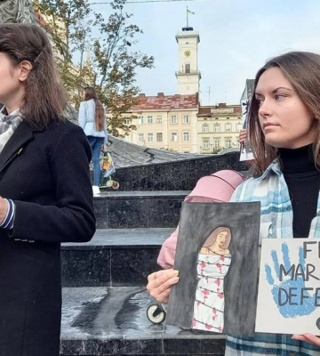 У центрі Львова рідні полонених захисників Маріуполя влаштували мирну акцію