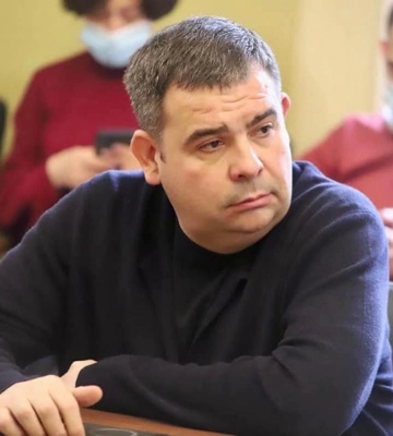 Голова Львівської облради роздає гроші від імені депутата-втікача