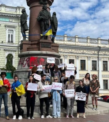 &quot;Знести вбивцю&quot;: в Одесі пікетували пам`ятник Катерині II