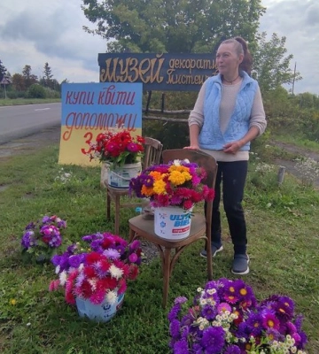 «Купи квіти – допоможи ЗСУ»: неподалік Луцька жінка організувала благодійний продаж