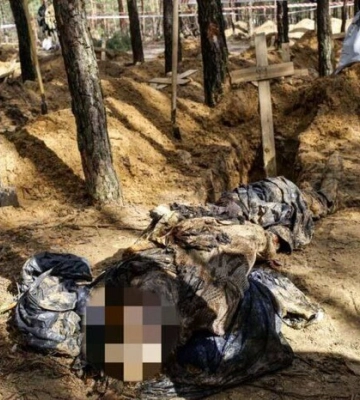 У масовому похованні під Ізюмом виявили тіло чоловіка зі слідами тортур: у нього зв’язані руки та відрізана мошонка 