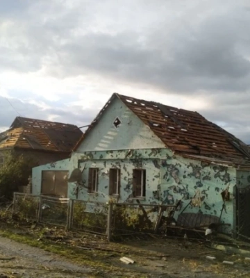 Зірвані дахи та повалені дерева: на Сумщині розгулялась негода