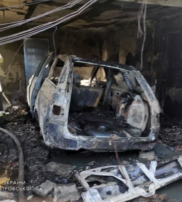 У передмісті Дніпра згорів гараж з машиною всередині та будинок: фото