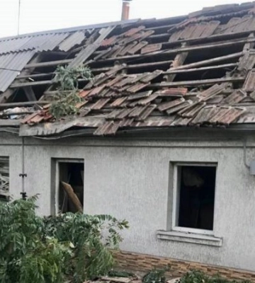 Унаслідок ворожого обстрілу Миколаєва зруйнована господарська будівля, вибиті вікна будинків