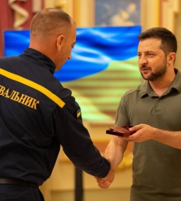 Зеленский наградил спасателей из Днепропетровской области
