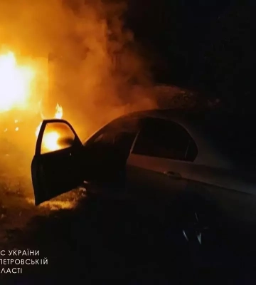 У Дніпрі згоріли два автомобілі 