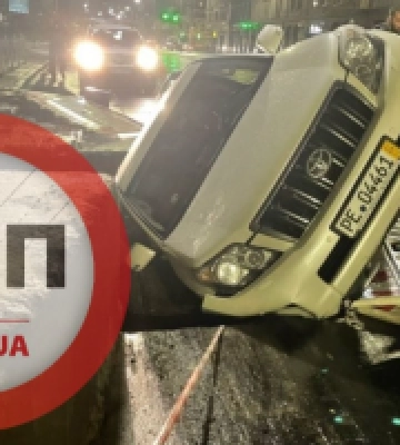 На вулиці Набережно-Хрещатицькій у Києві автівка провалилась під асфальт