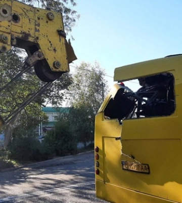 В Одессе столкнулись автокран и маршрутка – шесть пострадавших