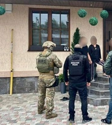 На Закарпатті поліція затримала зловмисника, який за 7000 $ переправляв через кордон чоловіків призовного віку