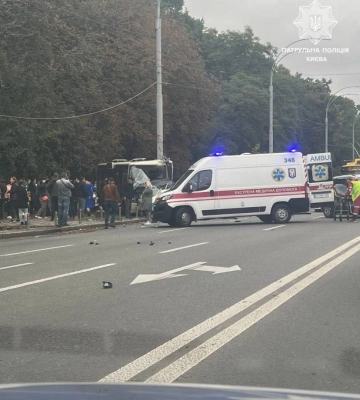 В Киеве Mercedes врезался в маршрутку, наполненную людьми: много пострадавших (видео)