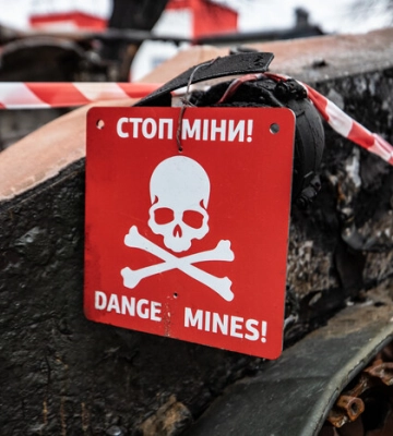 Військові РФ обстріляли Дергачі та скинули на місто міни з відкладеною детонацією