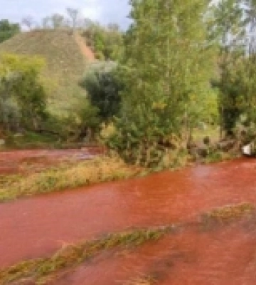 Назвали причину почервоніння води у річці Інгулець в Кривому Розі