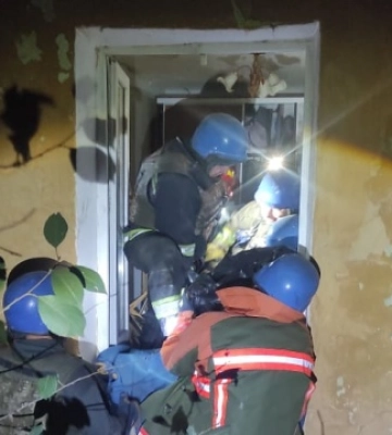 В Торецке Донецкой области из-под завалов разрушенного врагом дома достали тело женщины