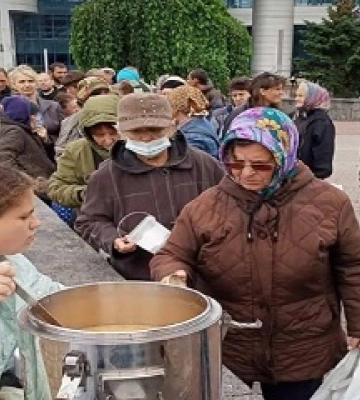 В Киеве и Полтаве УПЦ провела благотворительные обеды для нуждающихся и бездомных