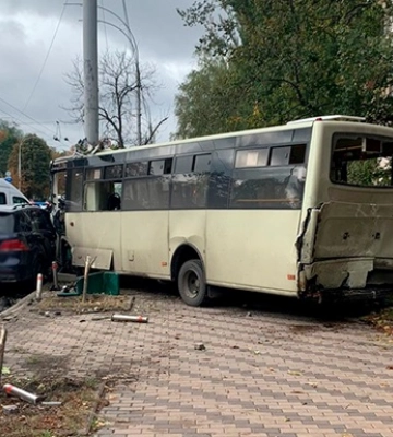 У Києві легковик зіткнувся з маршруткою: 23 постраждалих