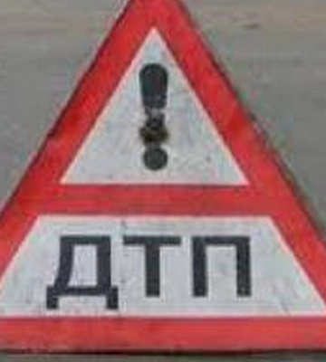 Моторошна ДТП у Києві. Повна маршрутка влетіла у стовп (відео)