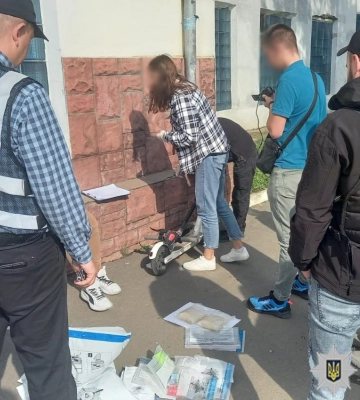 38-річну закладчицю з Хмельницького затримали із психотропами на 500 тис. грн