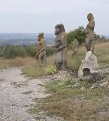Росіяни зруйнували кам’яних половецьких баб біля Ізюму. ФОТО