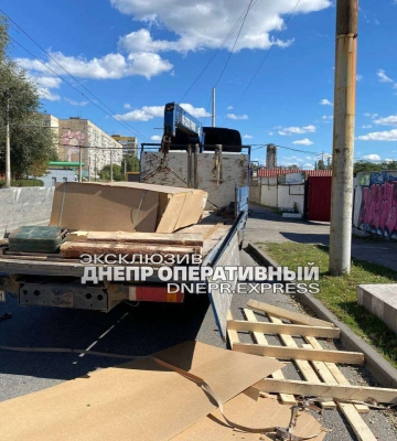В Дніпрі у фури на ходу відірвалося кріплення: вантаж випав на пішоходів