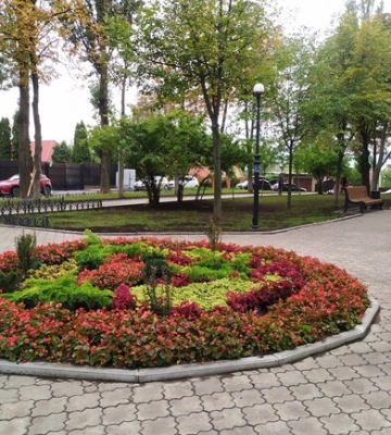 У Печерському районі відкрили після реконструкції сквер - фото