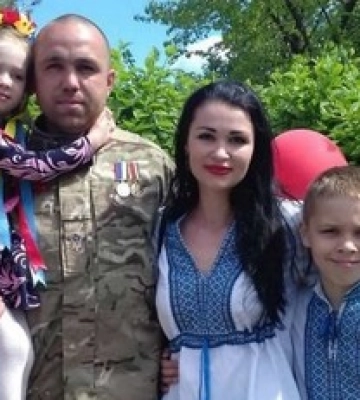 Стало известно имя замученного до смерти в Изюме бойца с сине-желтыми браслетами на руке