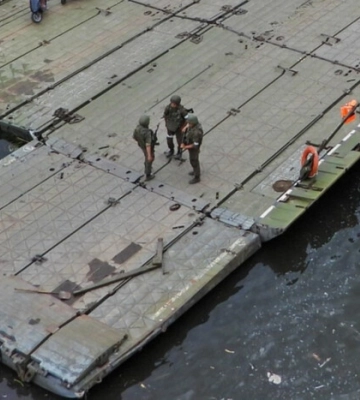 Возле Новой Каховки военные потопили баржу с оккупантами и техникой