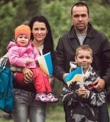 Стало известно имя замученного до смерти в Изюме бойца с сине-желтыми браслетами на руке