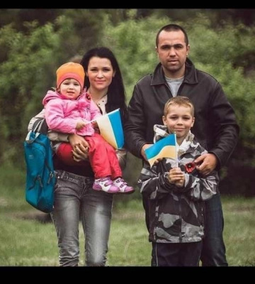 Стало известно имя замученного до смерти в Изюме бойца с сине-желтыми браслетами на руке