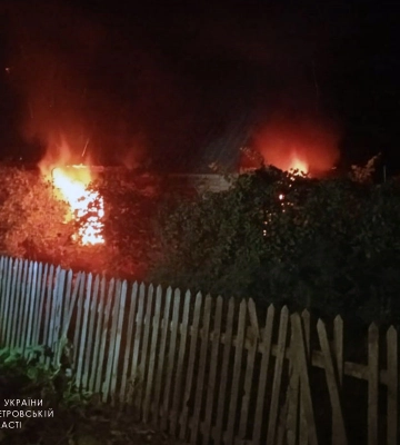 На Дніпропетровщині вночі з палаючого будинку витягли чоловіка
