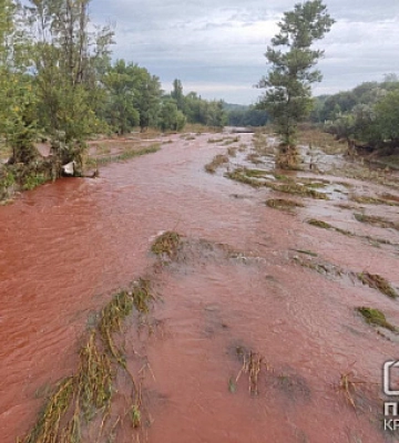 В Кривом Роге вода в реке Ингулец покраснела