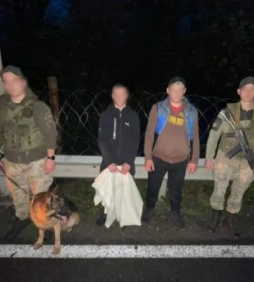 Двох чоловіків призовного віку, які намагались незаконно перетнути кордон, затримали на Закарпатті прикордонники