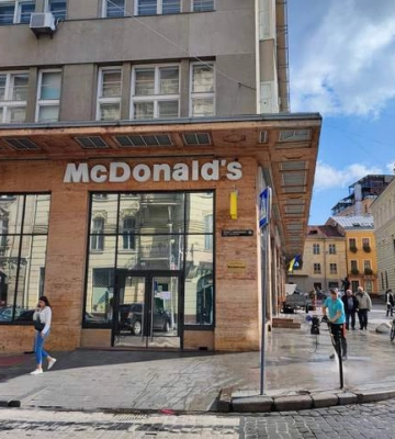 Тепер у Львові: працівники McDonald&#039;s прибирають заклад на тлі інтригуючих повідомлень