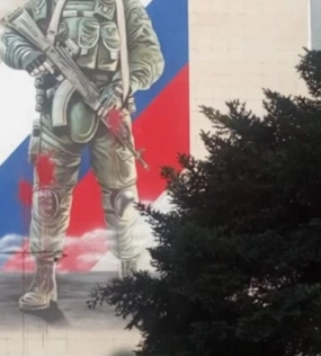 В Симферополе облили красной краской «патриотический» мурал с военными рф