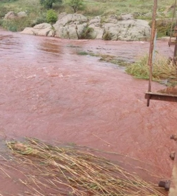 У Кривому Розі стала червоною вода в річці Інгулець - ЗМІ
