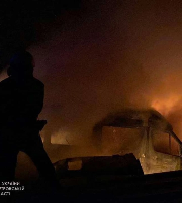 У Дніпрі горіли одразу три автівки
