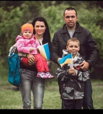 Эксгумация тел из могил в Изюме: мужчину с сине-желтым браслетом на руке опознала его жена