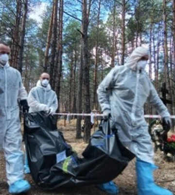 В Ізюмі продовжують ексгумацію тіл жертв окупантів: фоторепортаж із місця поховання
