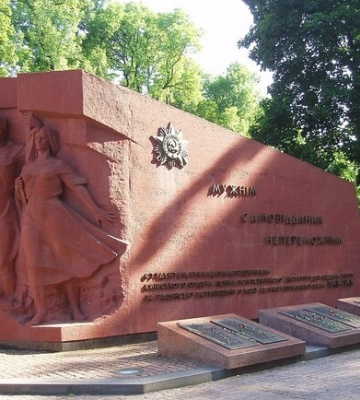 Зі стели героїв КПІ прибирають радянську символіку
