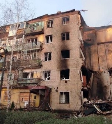 Последствия удара россиян по Бахмуту: две российские ракеты разрушили целый подъезд дома. ВИДЕО
