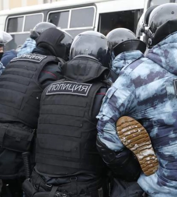 &quot;Не хочу в тюрму&quot;: у Маріуполі заарештували підлітків, які співали Гімн України – шокуюче відео