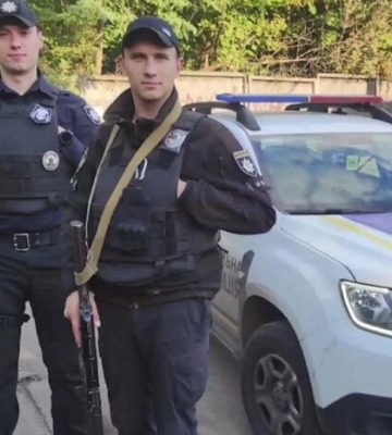 Розрізали зашморг на шиї: у Києві патрульні врятували чоловіка від самогубства (відео)