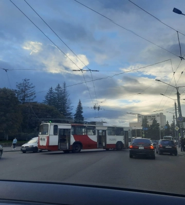 У Луцьку водій Honda, який в’їхав у тролейбус, заплатить 850 гривень