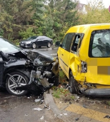 У Львові під час розвороту водій автомобіля розбив два авто