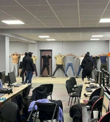 На Дніпропетровщині шахрайські call–центри виманювали банківські дані у людей