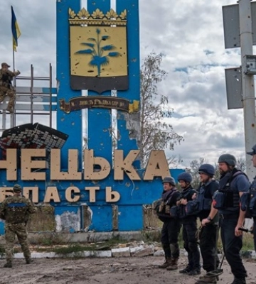 Флаг Украины подняли на стеле между Донецкой и Харьковской областями